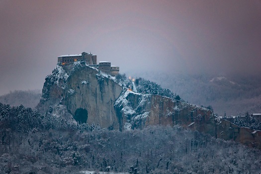 Città sul ciglio di un monte