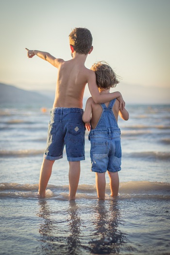 Gesù chiama fratelli, ci invita a esserlo, a divenire portavoci di una nuova fraternità legata dall'amore